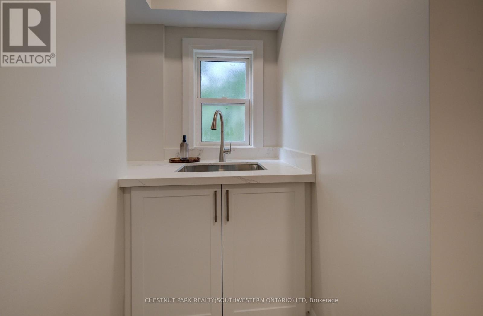 34 MOORE AVENUE N - Image 19