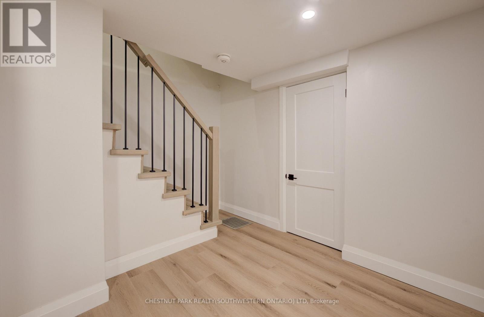 34 MOORE AVENUE N - Image 20