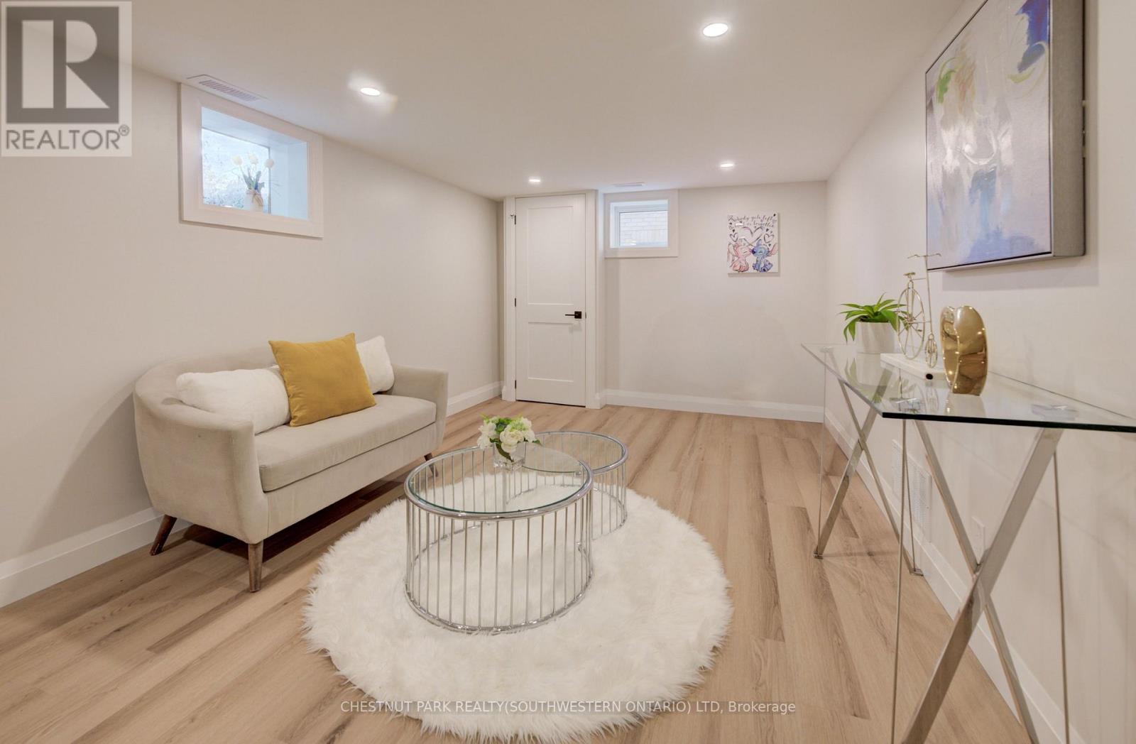 34 MOORE AVENUE N - Image 21
