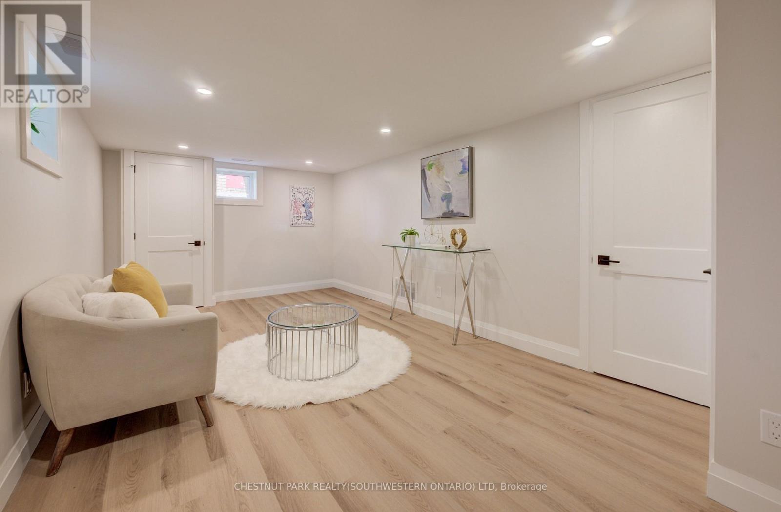 34 MOORE AVENUE N - Image 22