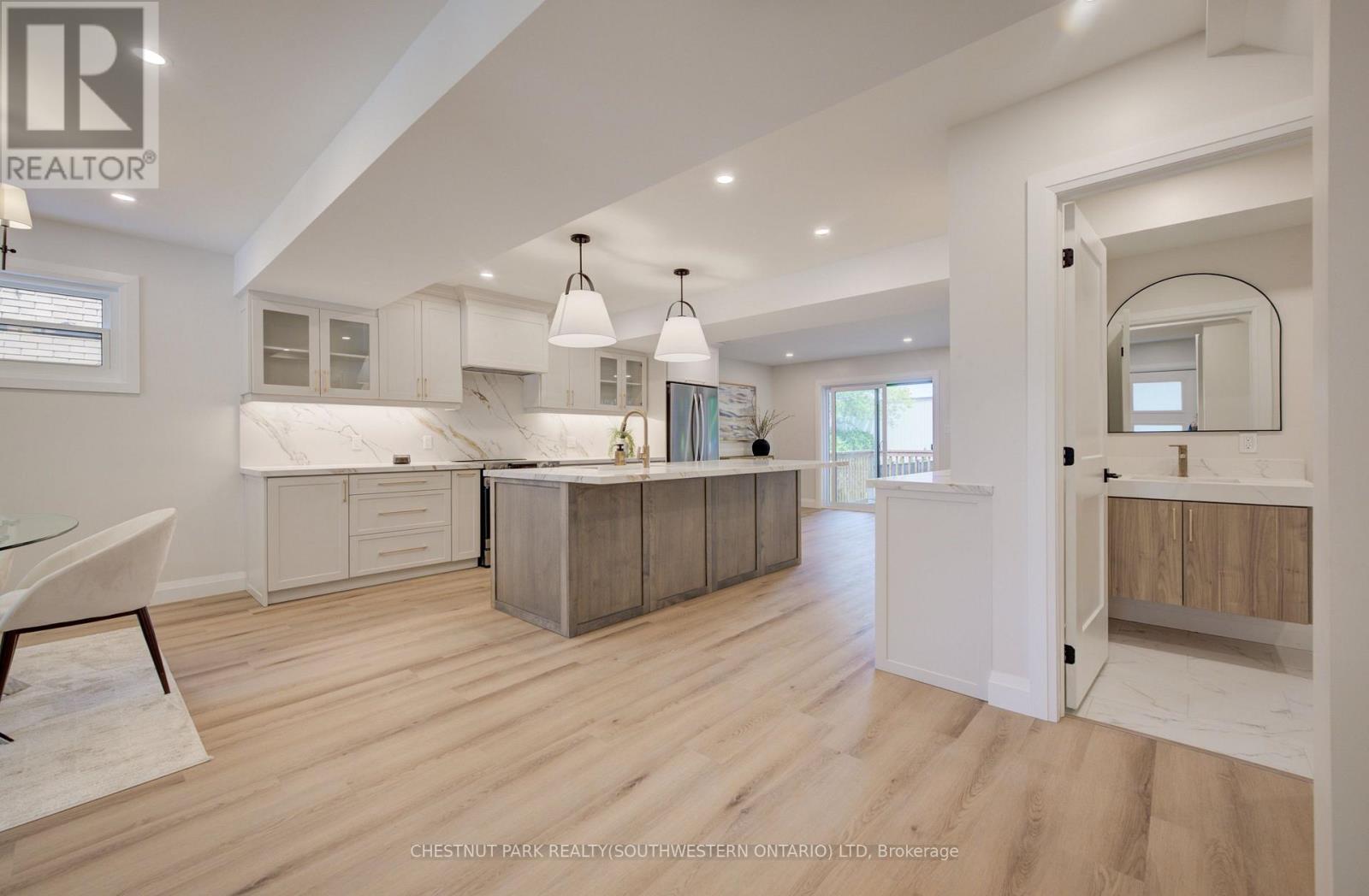 34 MOORE AVENUE N - Image 4