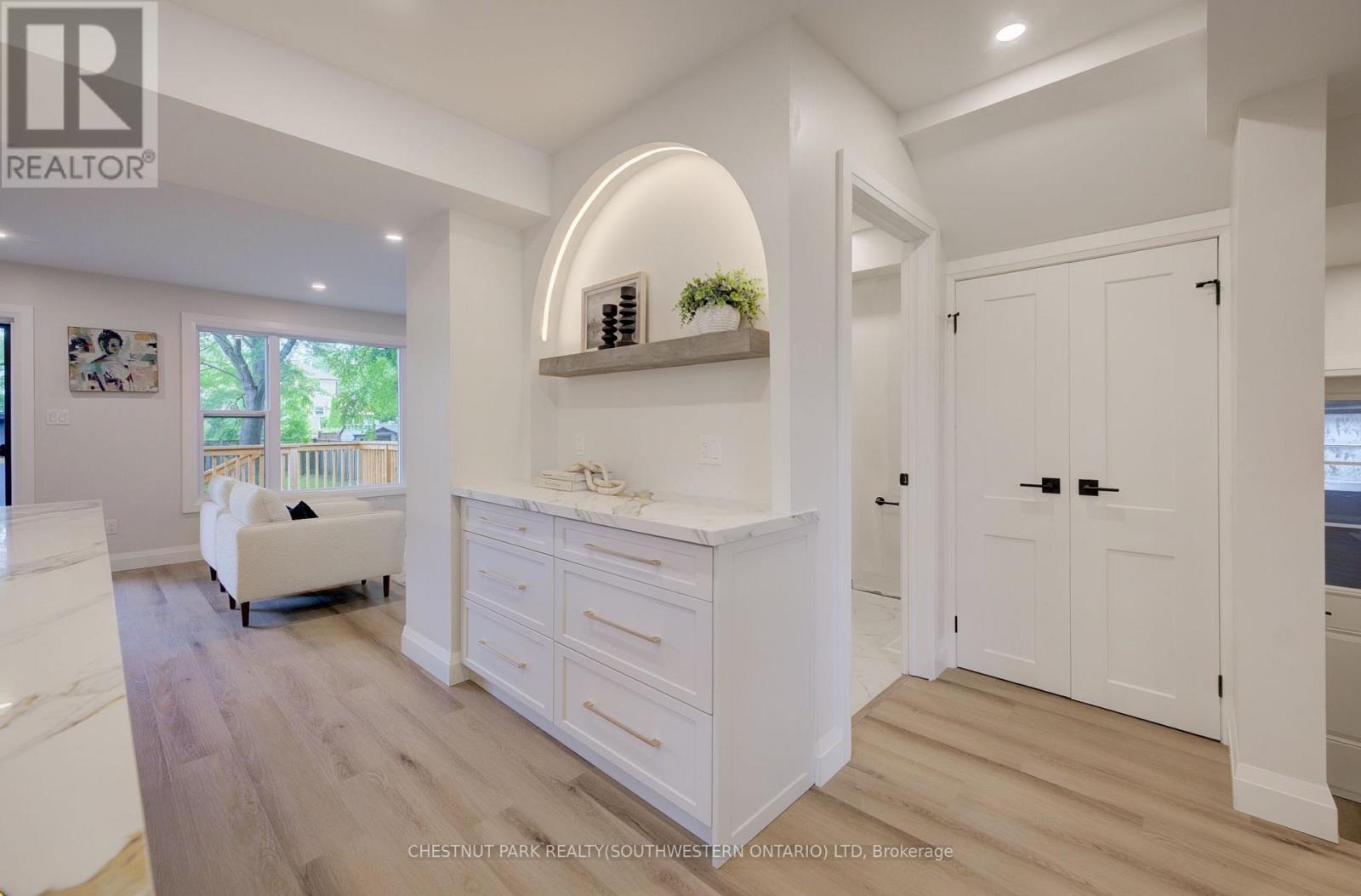 34 MOORE AVENUE N - Image 6