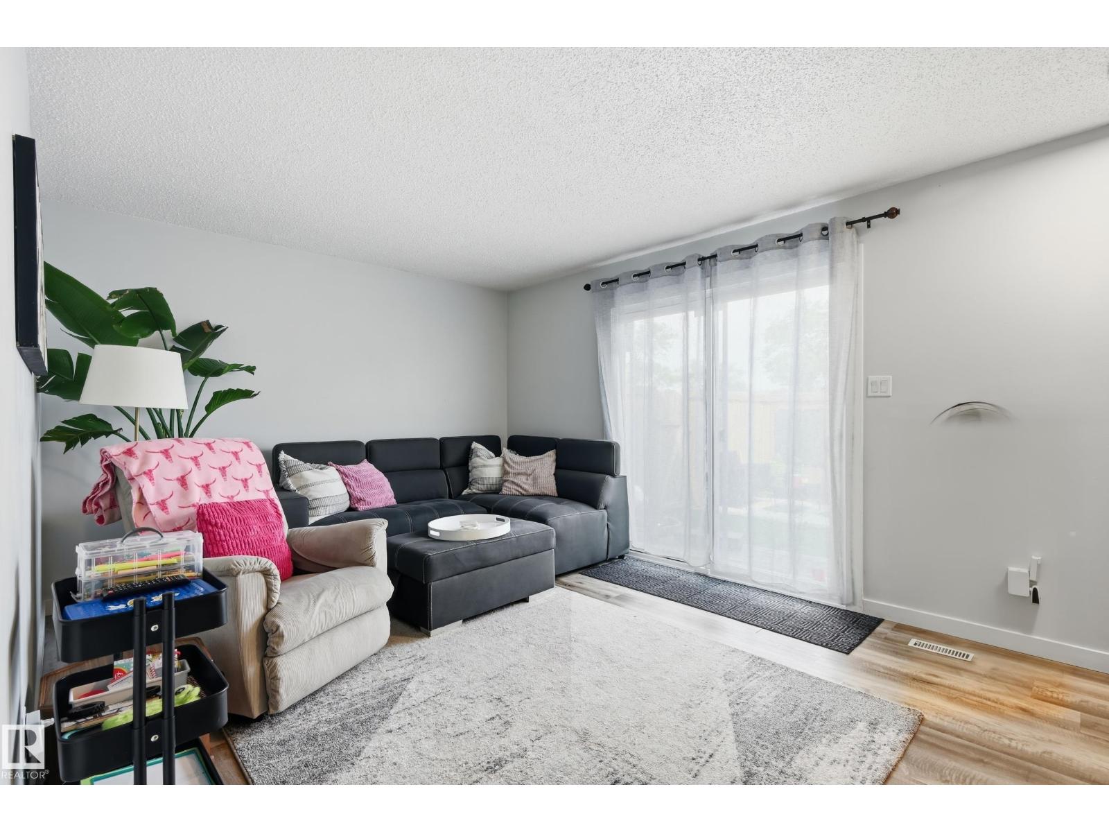 5677 137 AV NW - 9