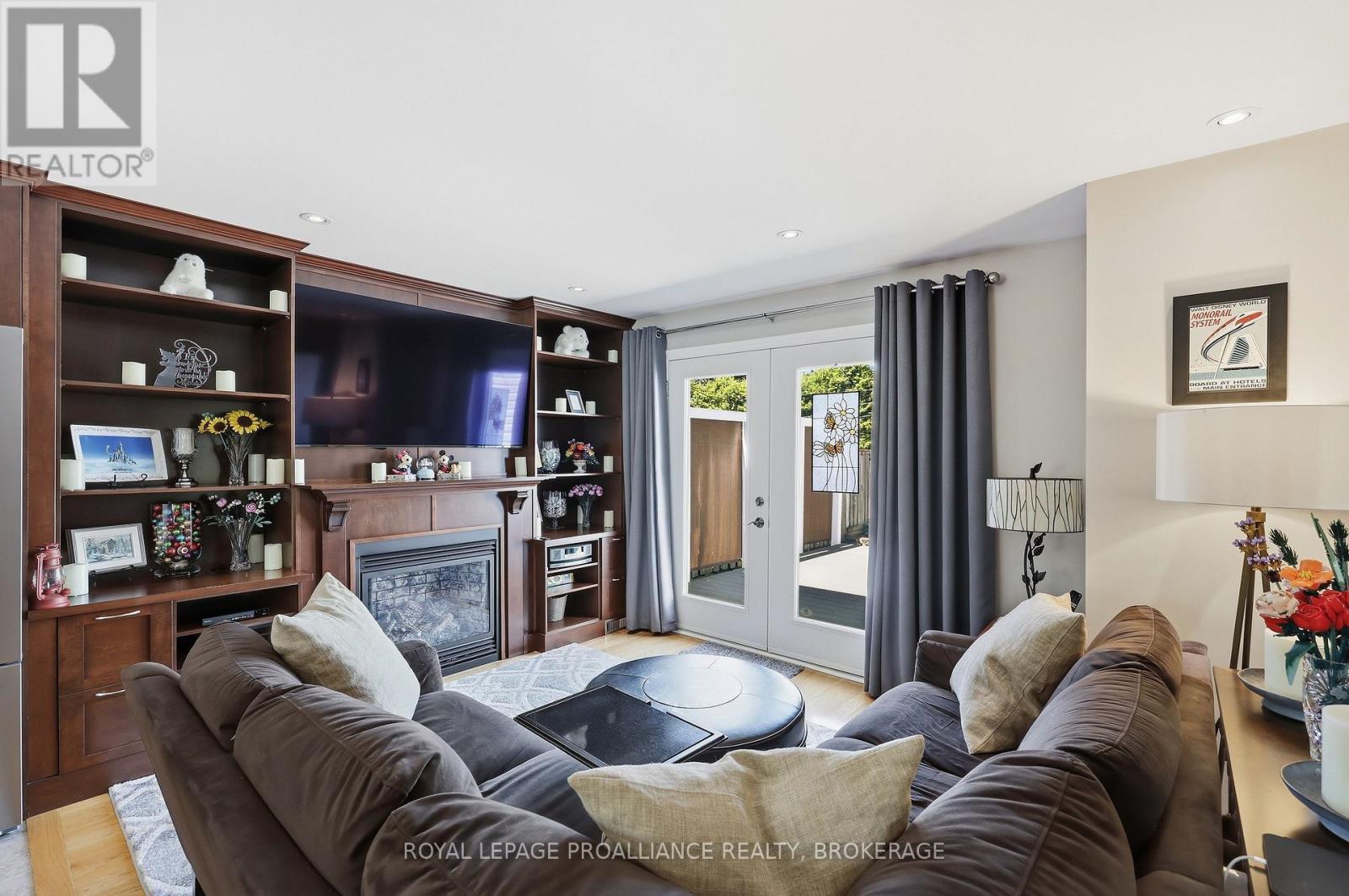 6 BYRON CRESCENT - 18
