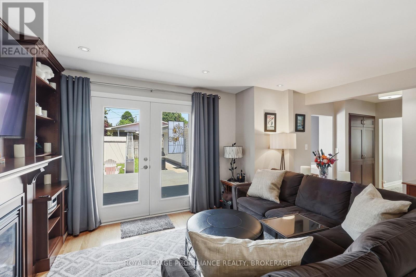 6 BYRON CRESCENT - 19