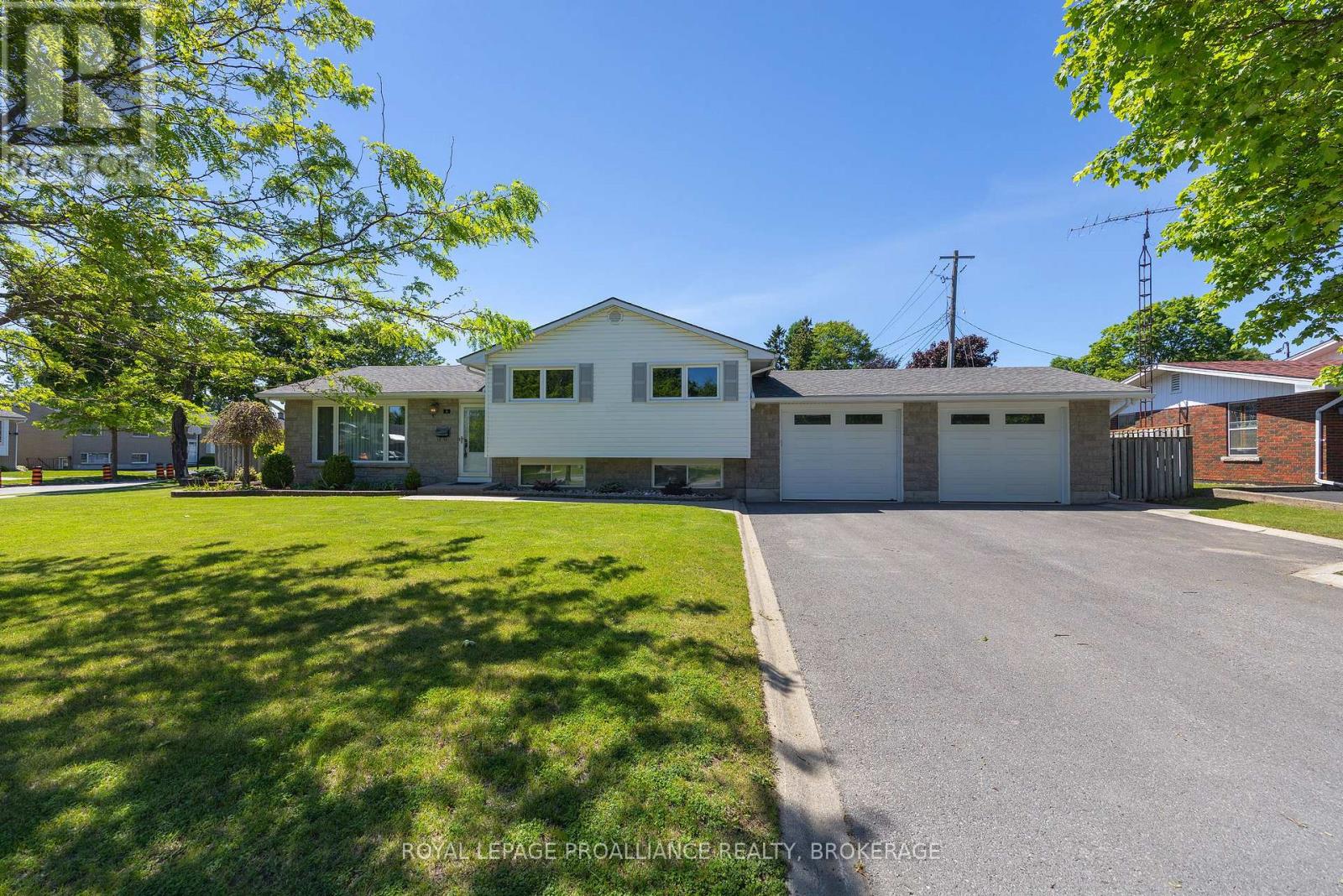 6 BYRON CRESCENT - 2