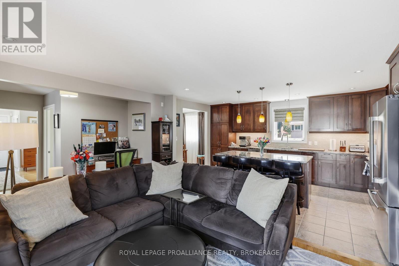 6 BYRON CRESCENT - 20