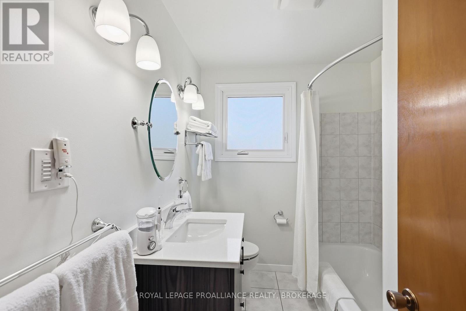 6 BYRON CRESCENT - 26