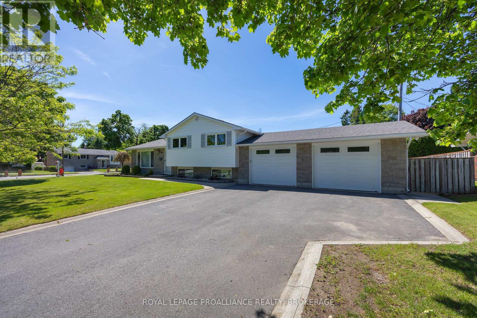 6 BYRON CRESCENT - 3