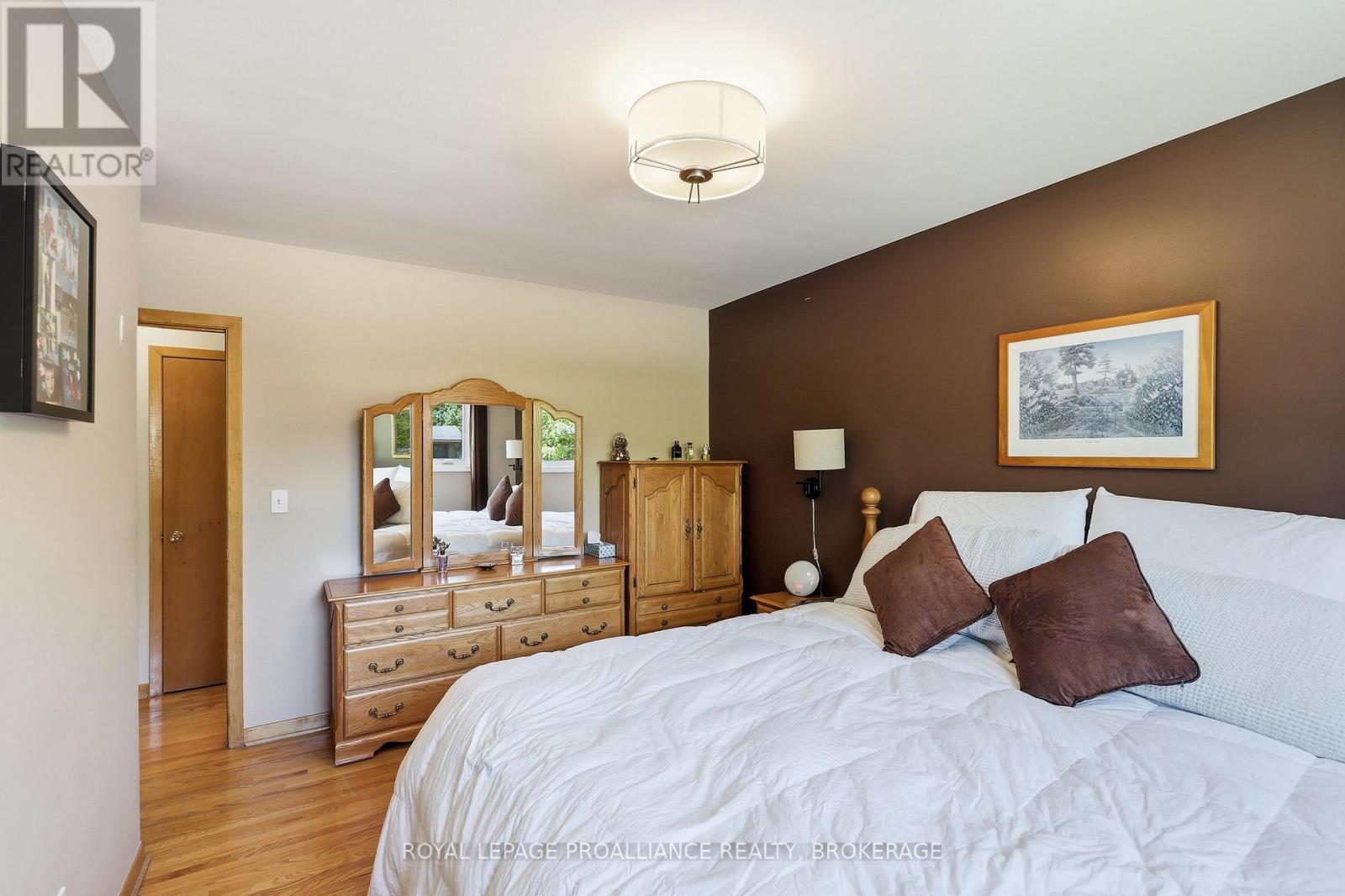 6 BYRON CRESCENT - 30