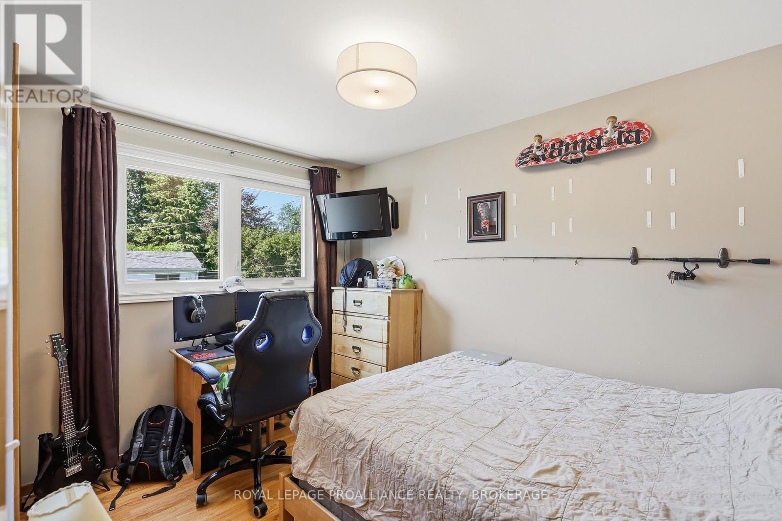 6 BYRON CRESCENT - 31