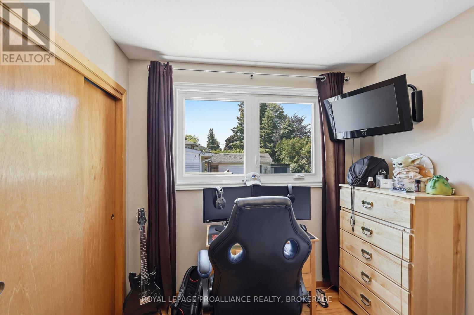 6 BYRON CRESCENT - 32