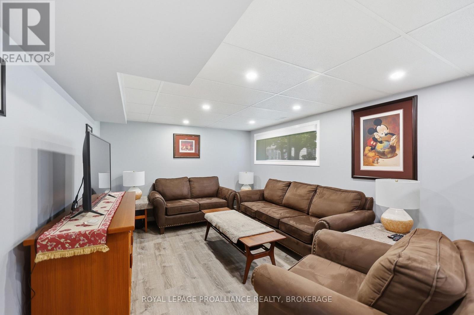 6 BYRON CRESCENT - 38