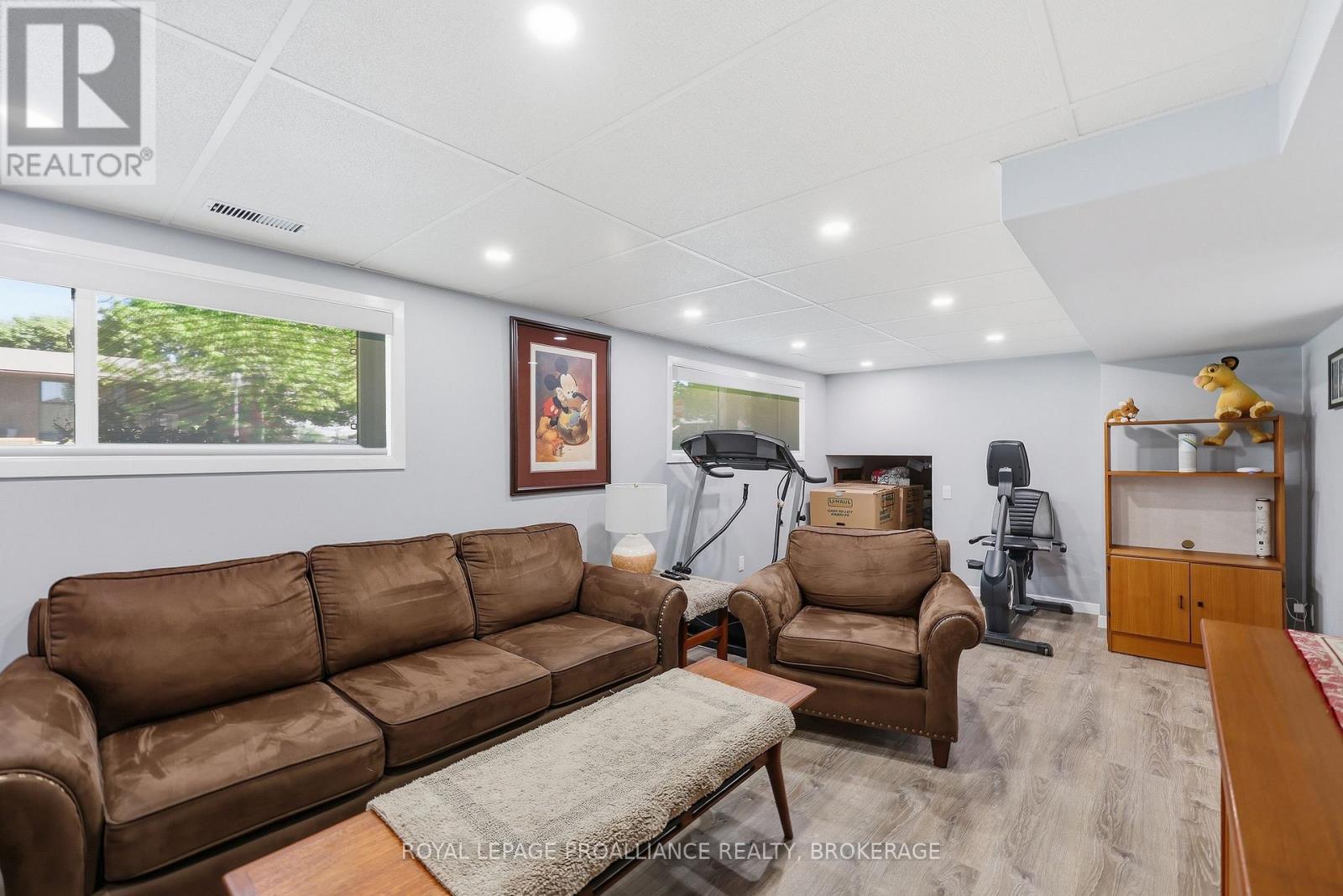 6 BYRON CRESCENT - 39