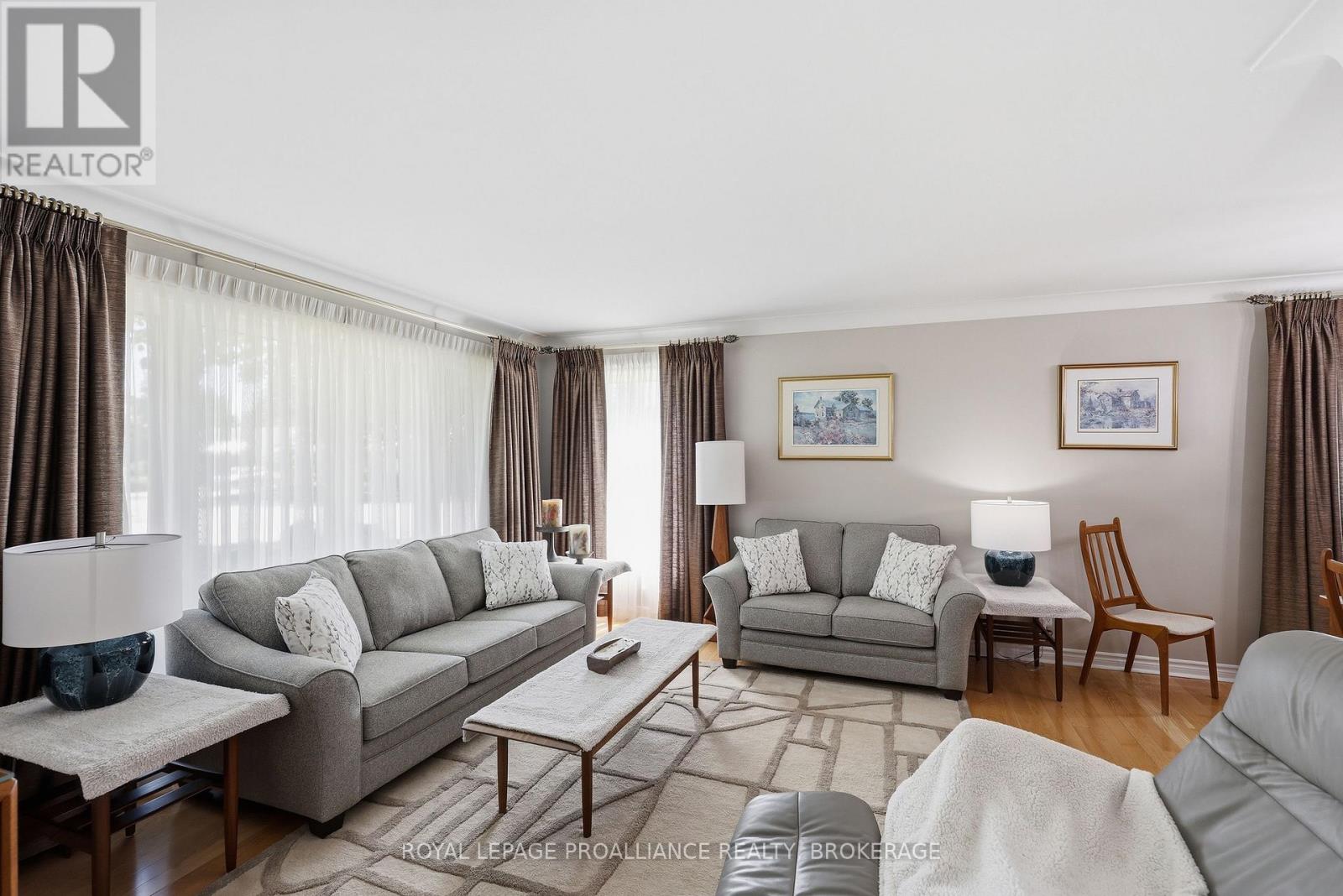 6 BYRON CRESCENT - 9