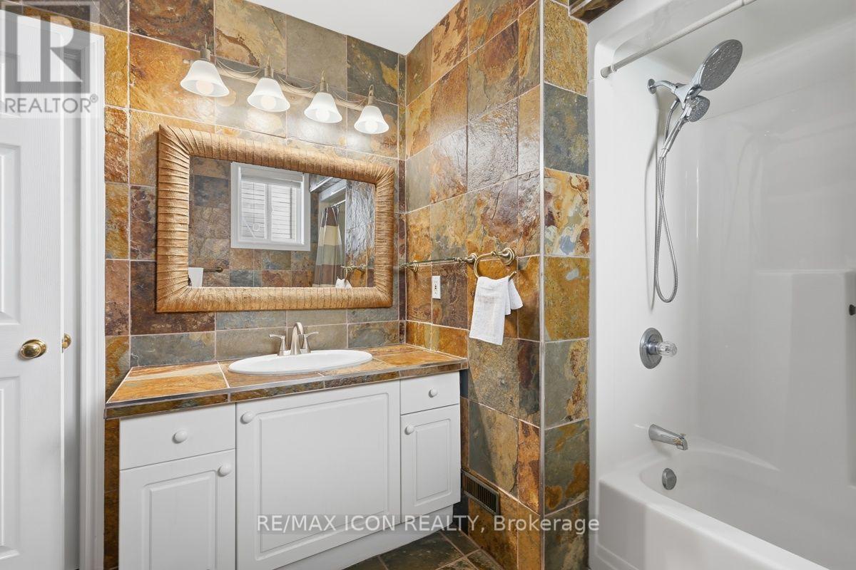 632 THORNWOOD DRIVE - 32