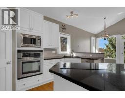 4pc Bathroom - 63 Mt Assiniboine Circle Se, Calgary, AB T2Z2N6 Photo 10