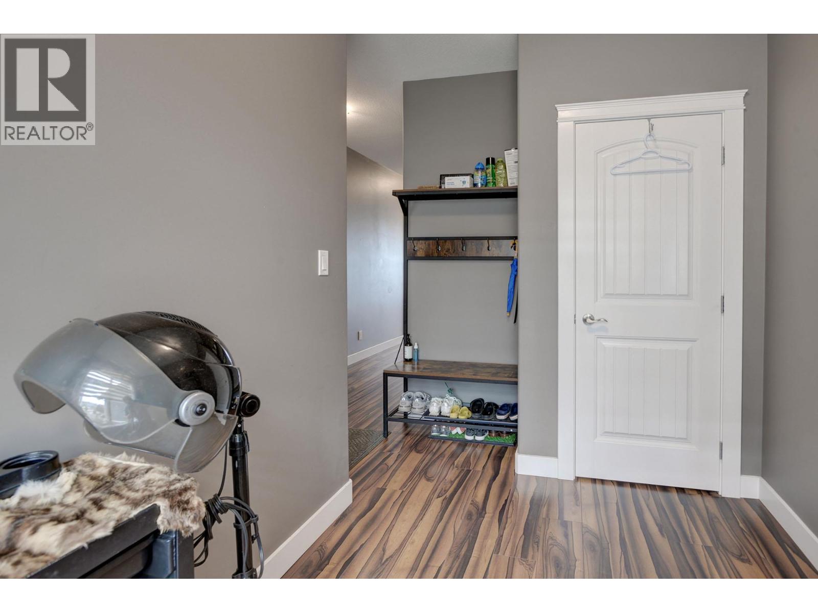#6 738 DUNROBIN Drive - 24