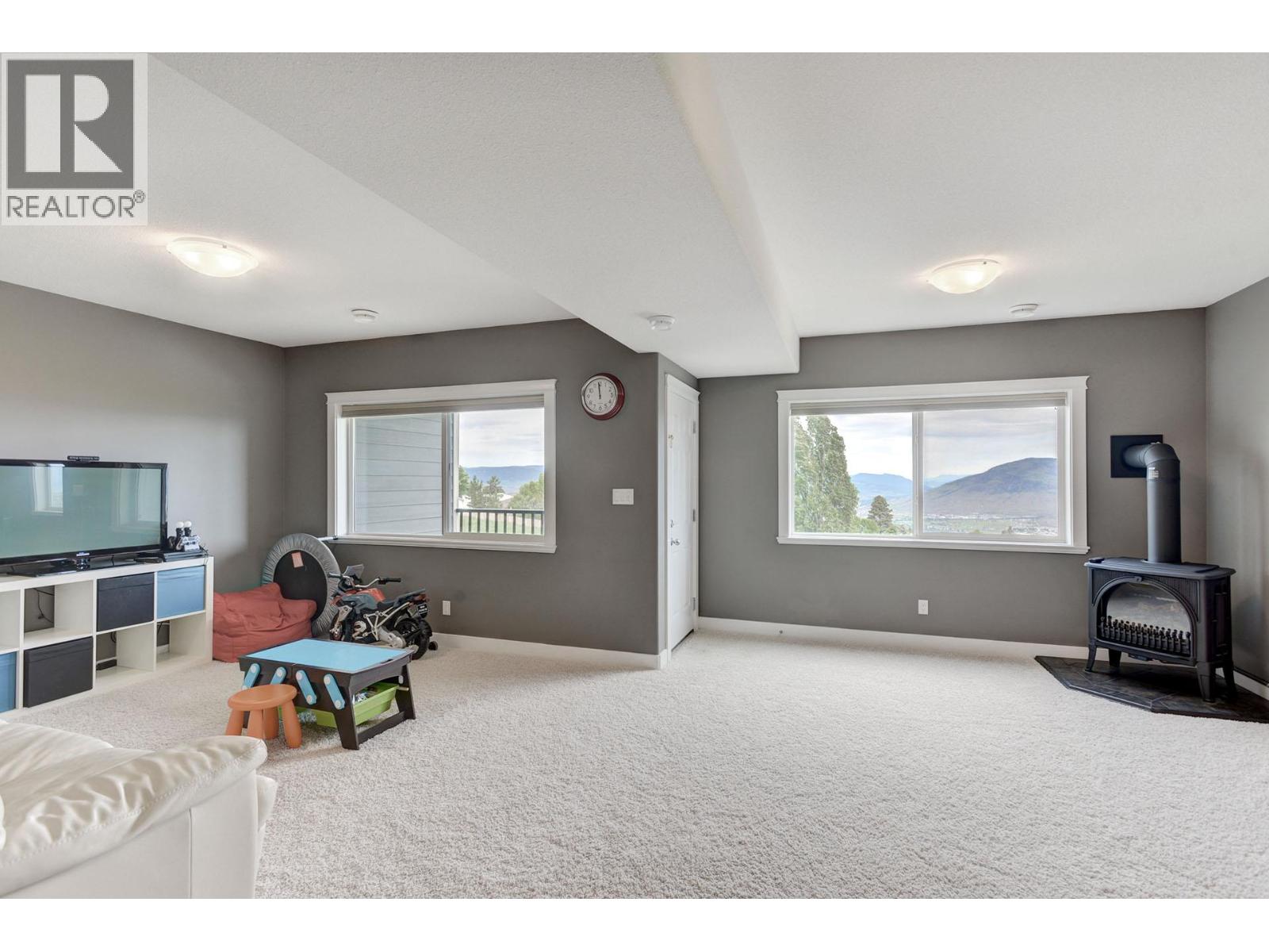 #6 738 DUNROBIN Drive - 14
