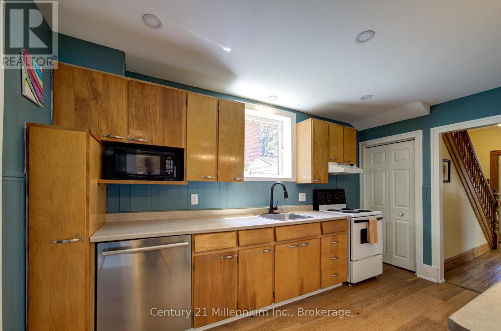 560 10TH ST A STREET W - 11