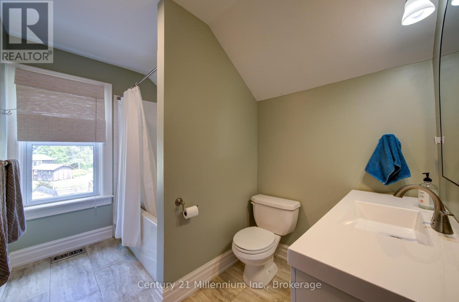 560 10TH ST A STREET W - 27