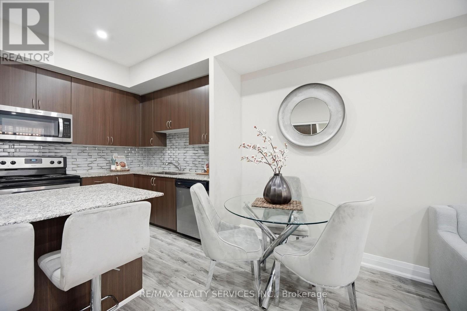 #302 26 COLES AVENUE - 13