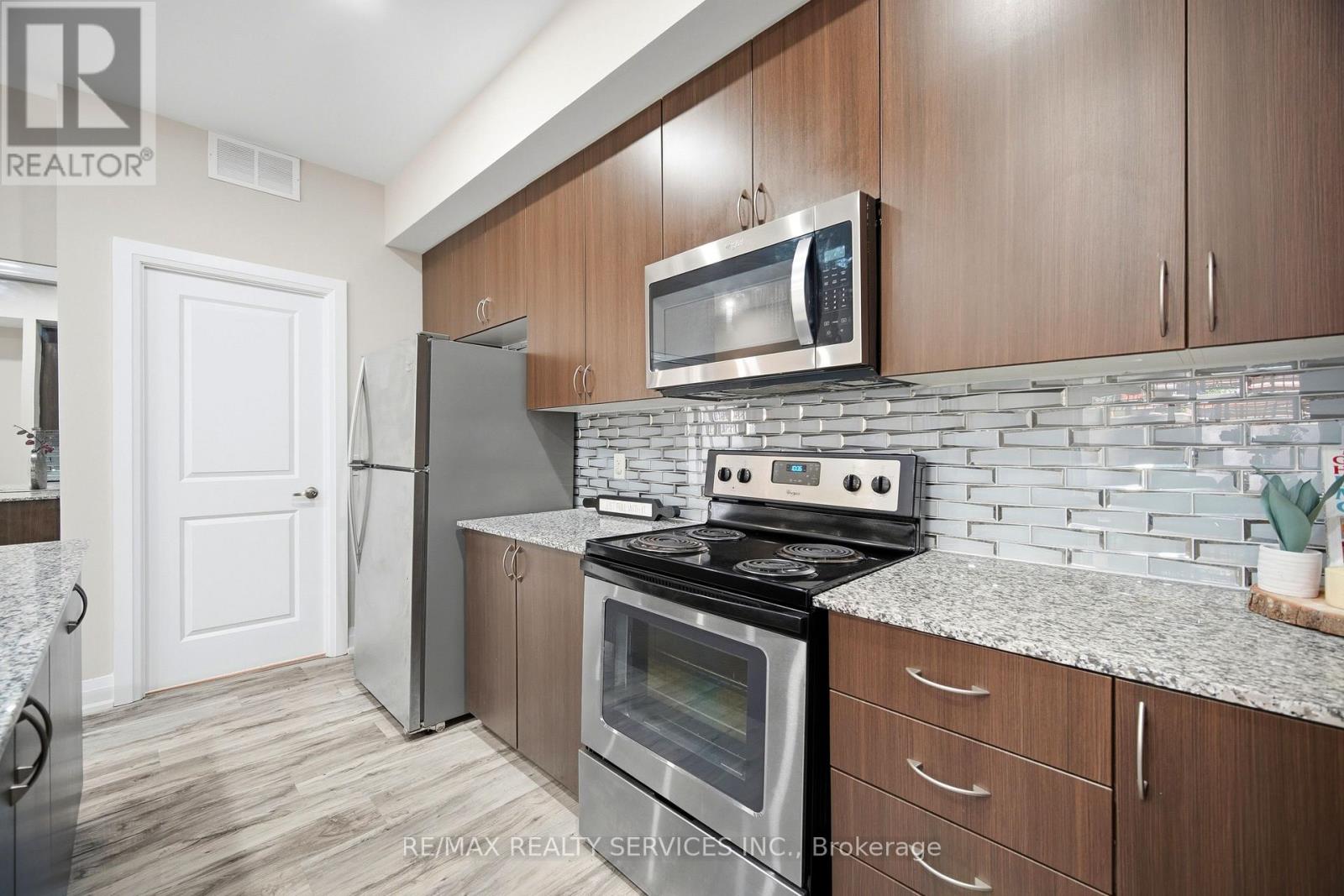 #302 26 COLES AVENUE - 19