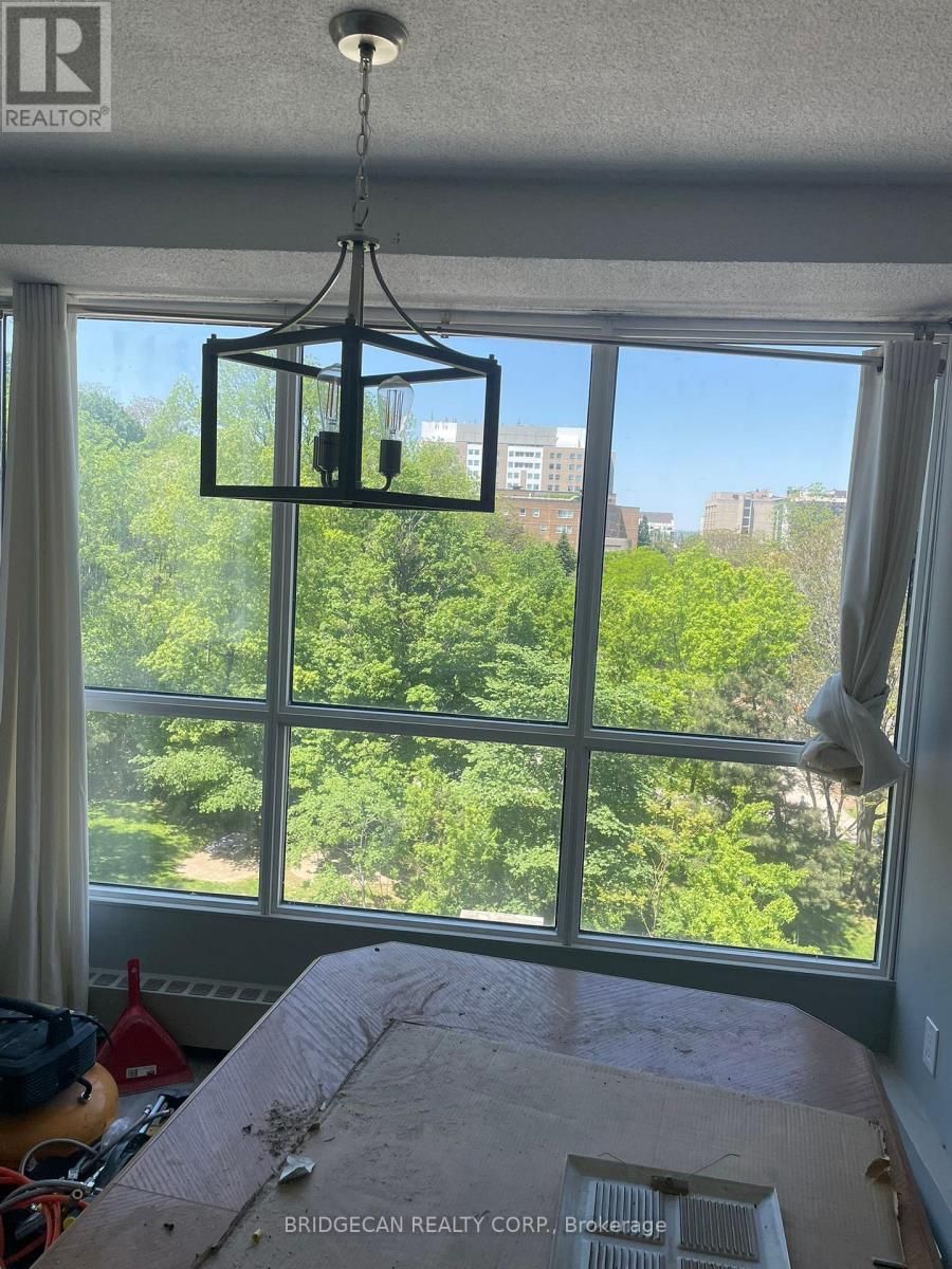 #708 150 CHARLTON AVENUE E - 10