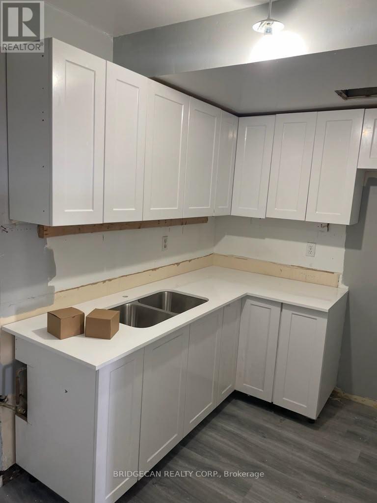 #708 150 CHARLTON AVENUE E - 4