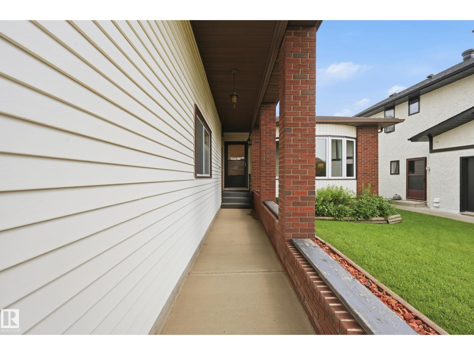 15733 106 ST NW - 14