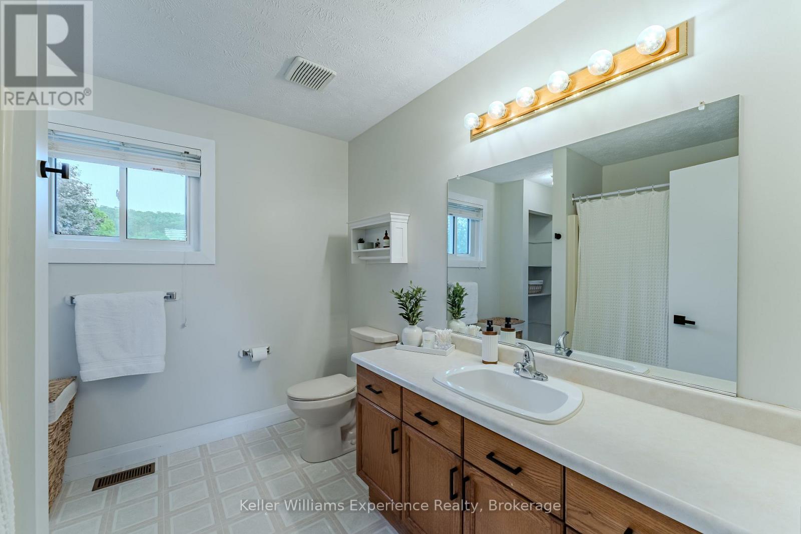 300 4TH AVENUE W - Image 23