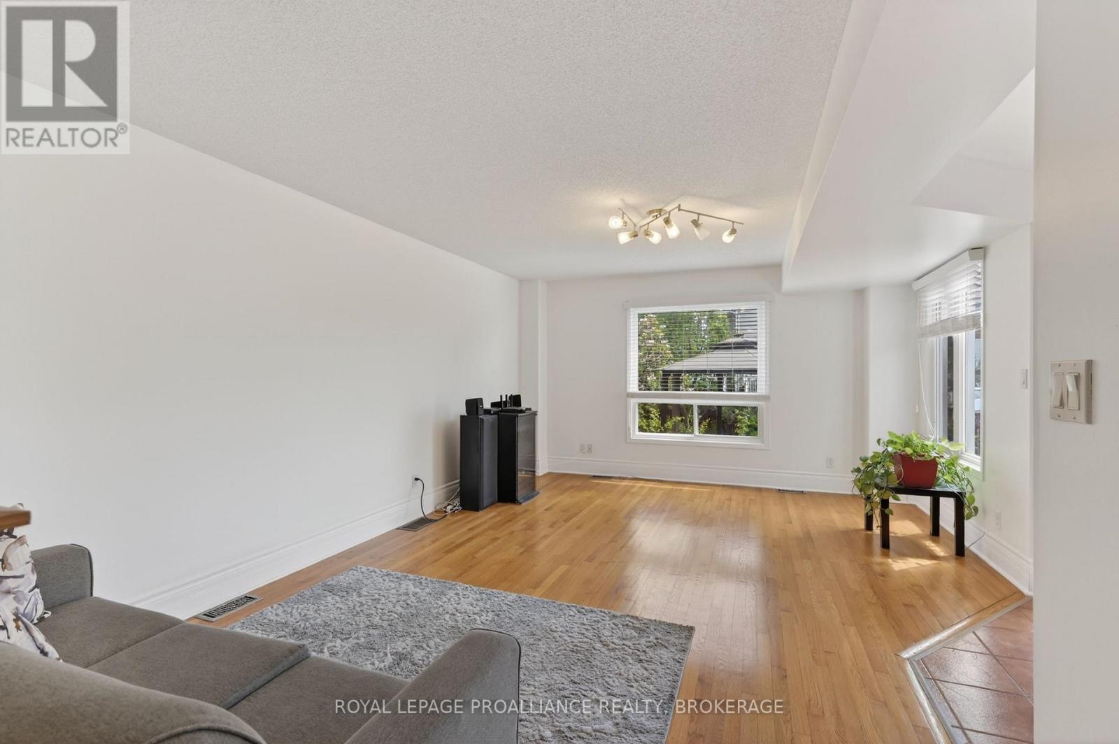 435 MAUREEN STREET - 10