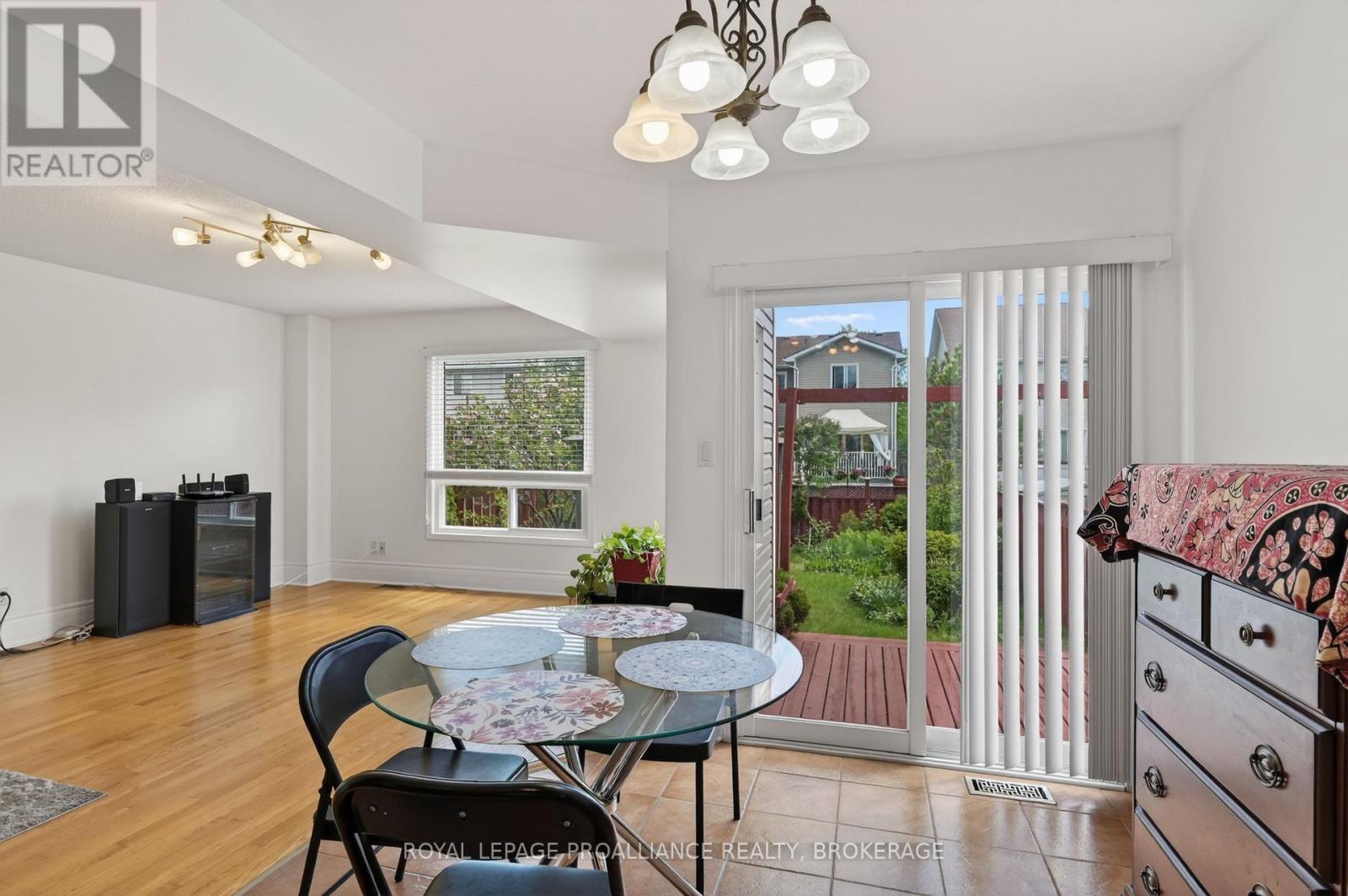 435 MAUREEN STREET - 11