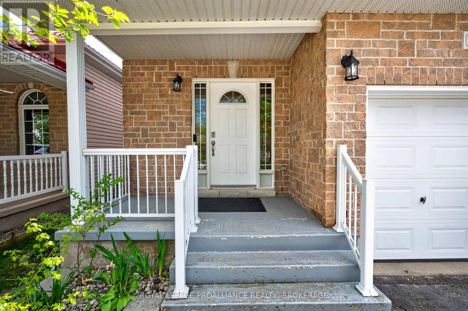 435 MAUREEN STREET - 2