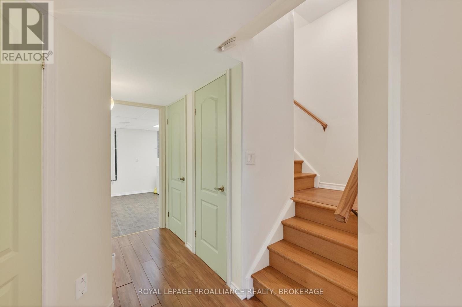 435 MAUREEN STREET - 25