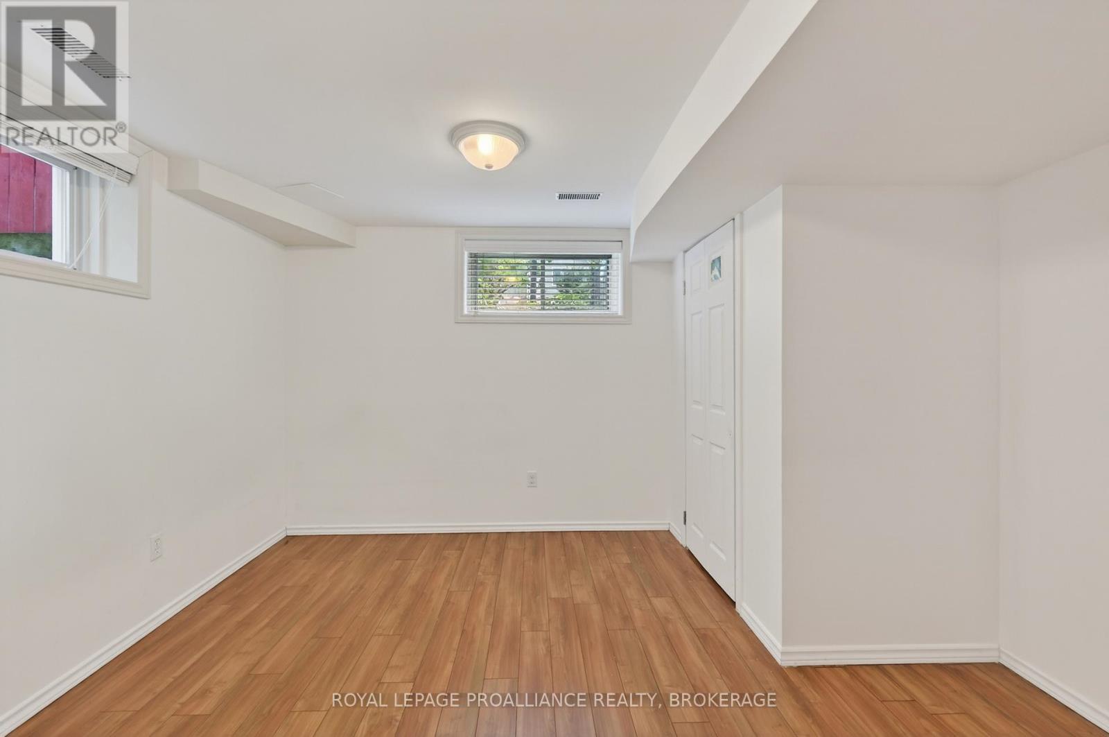 435 MAUREEN STREET - 27