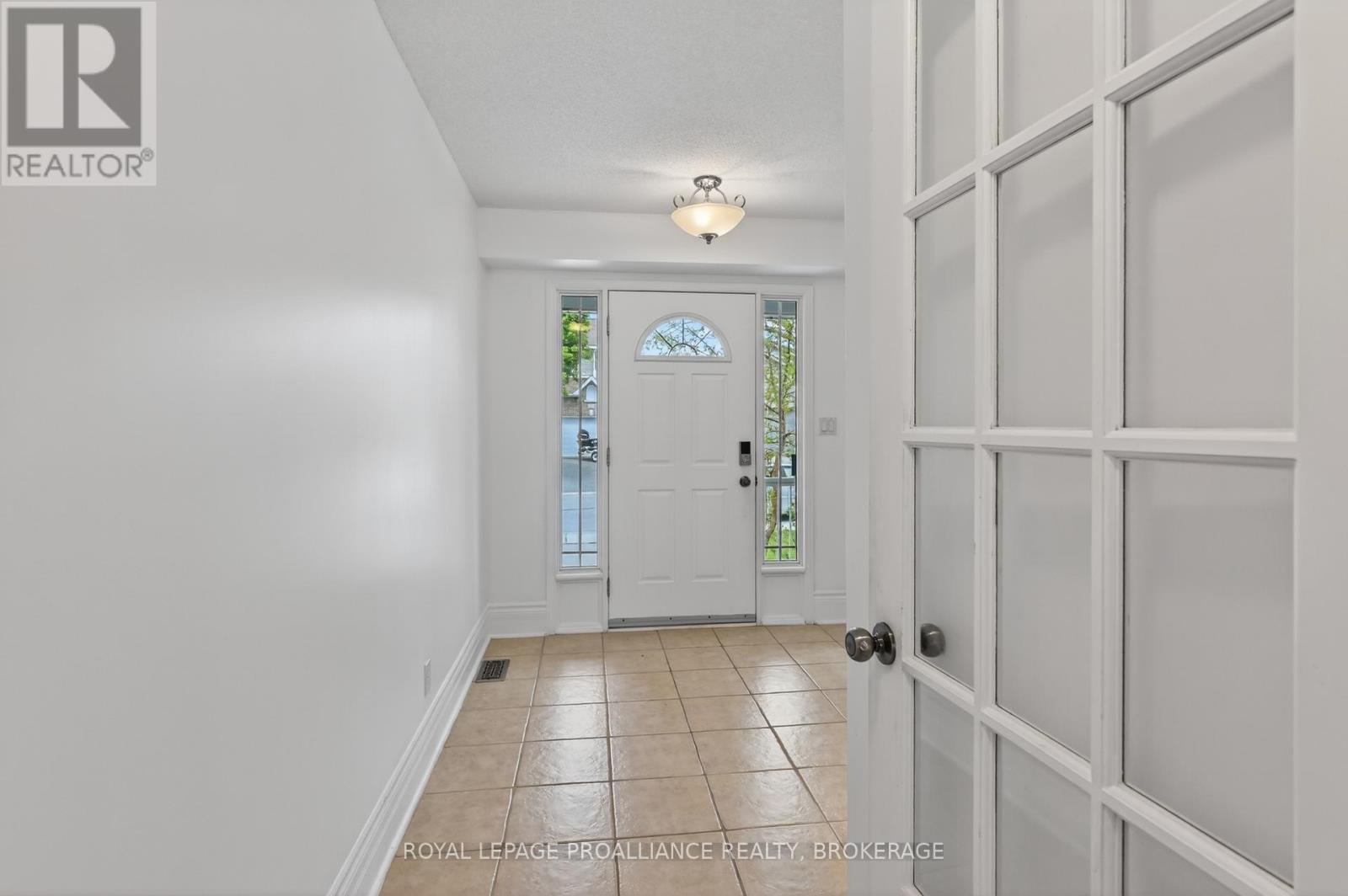 435 MAUREEN STREET - 3