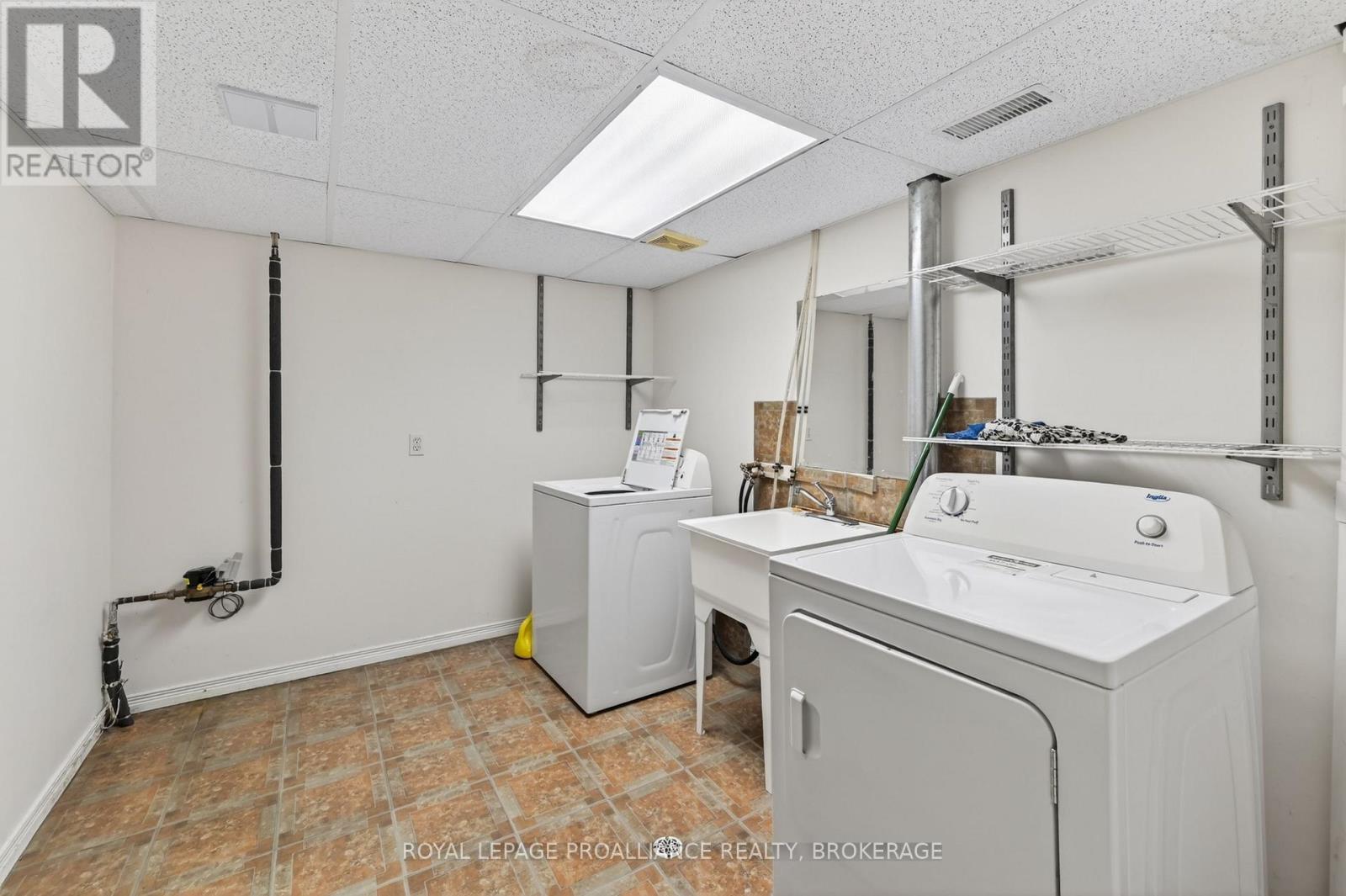 435 MAUREEN STREET - 31