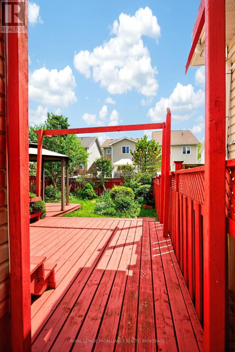 435 MAUREEN STREET - 32