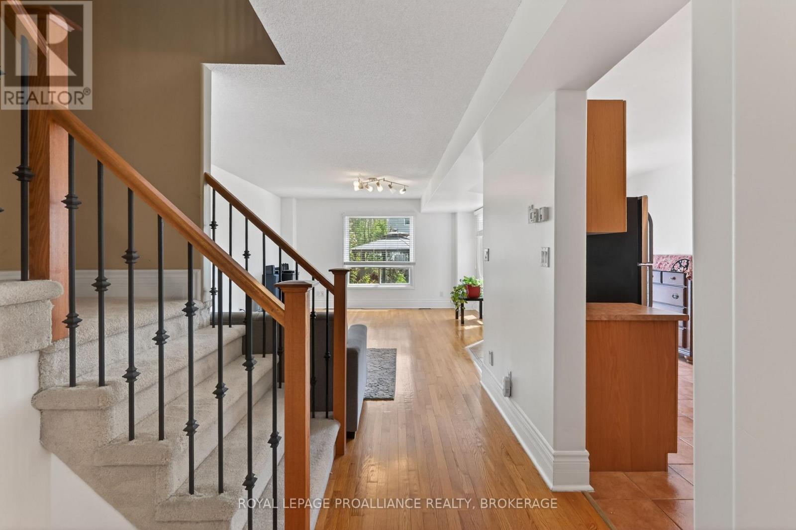 435 MAUREEN STREET - 6