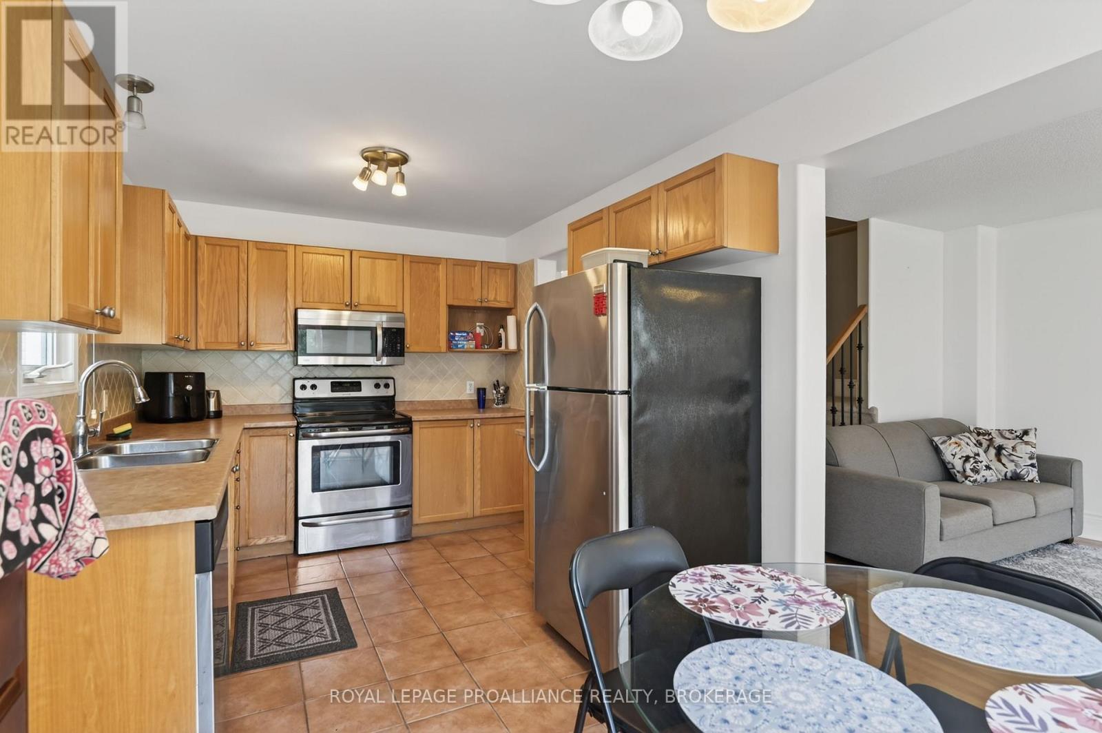 435 MAUREEN STREET - 8