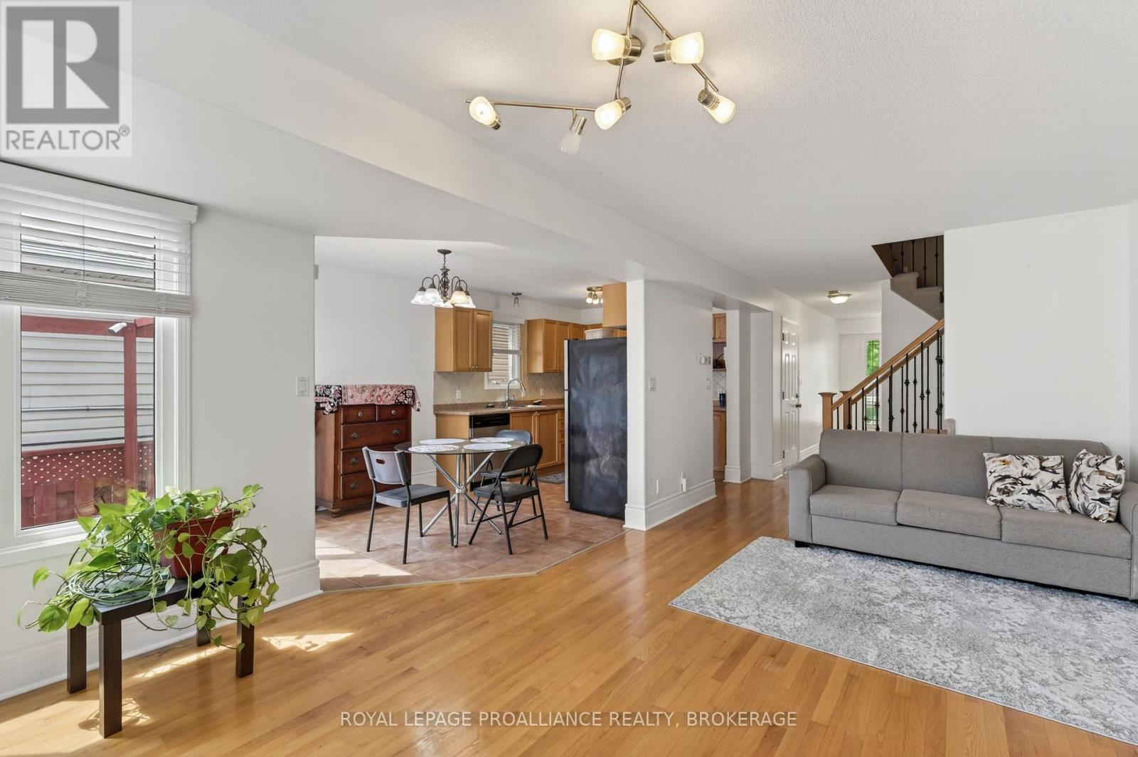 435 MAUREEN STREET - 9