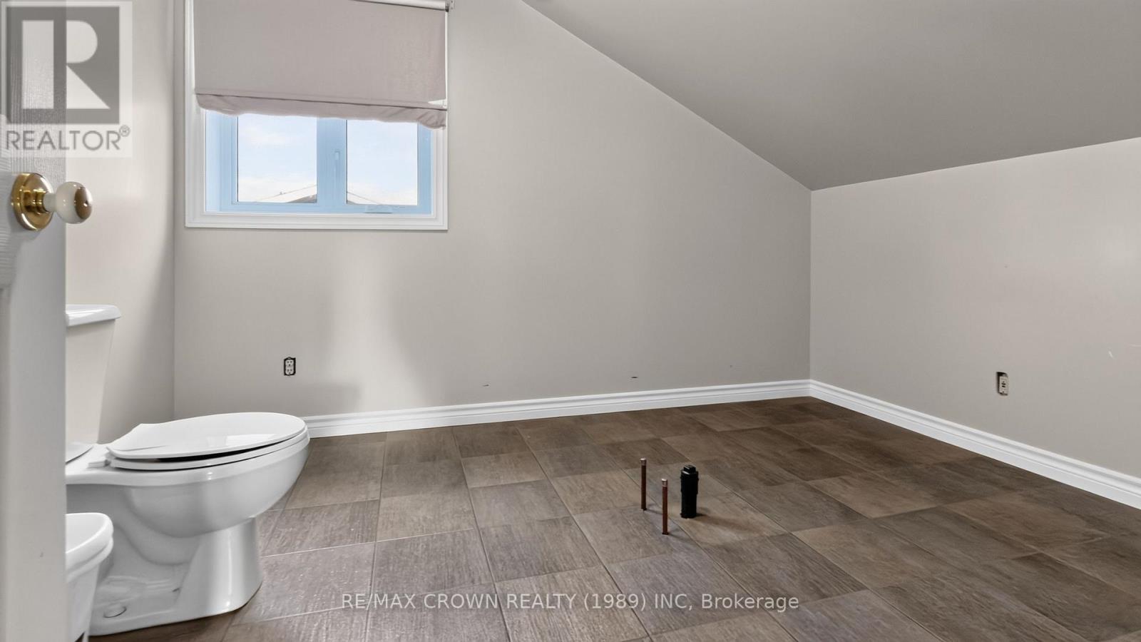 524 KITCHENER STREET - 25