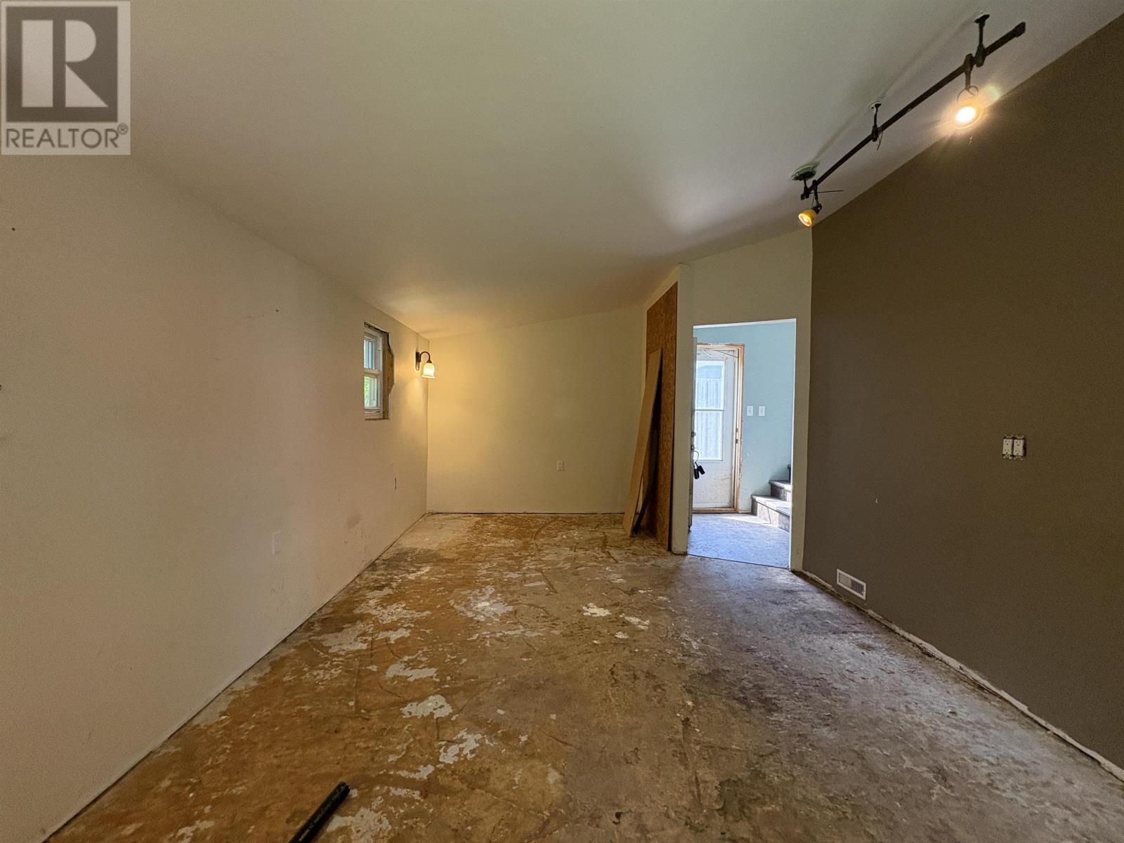 808 Portage AVE - 18