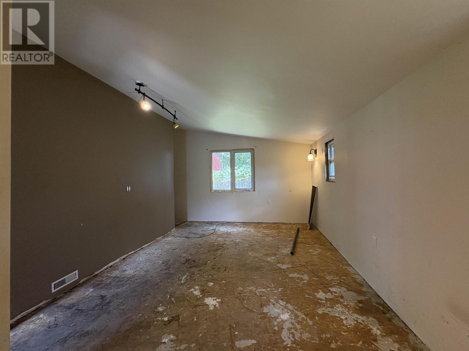 808 Portage AVE - 19