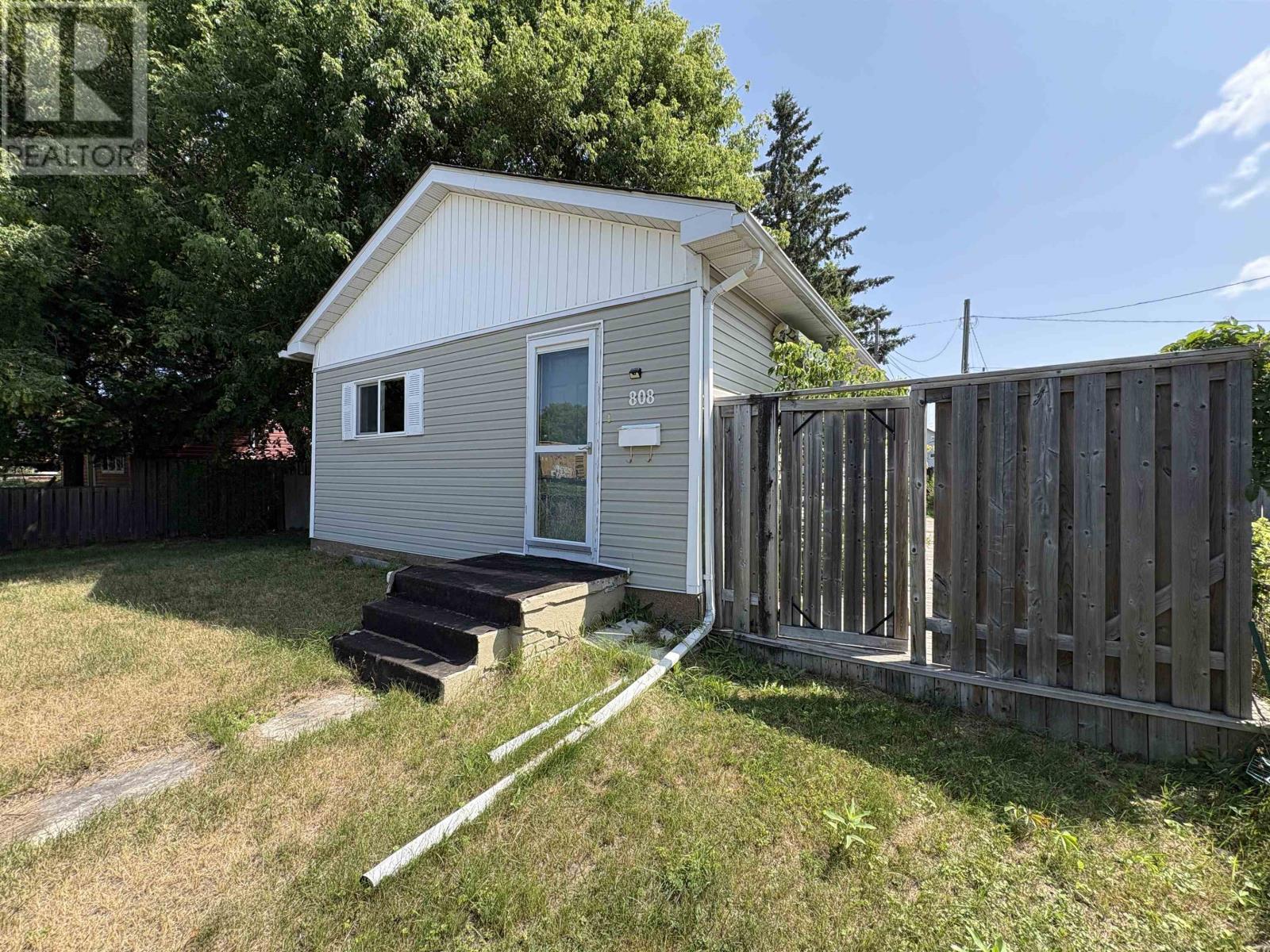 808 Portage AVE - 2