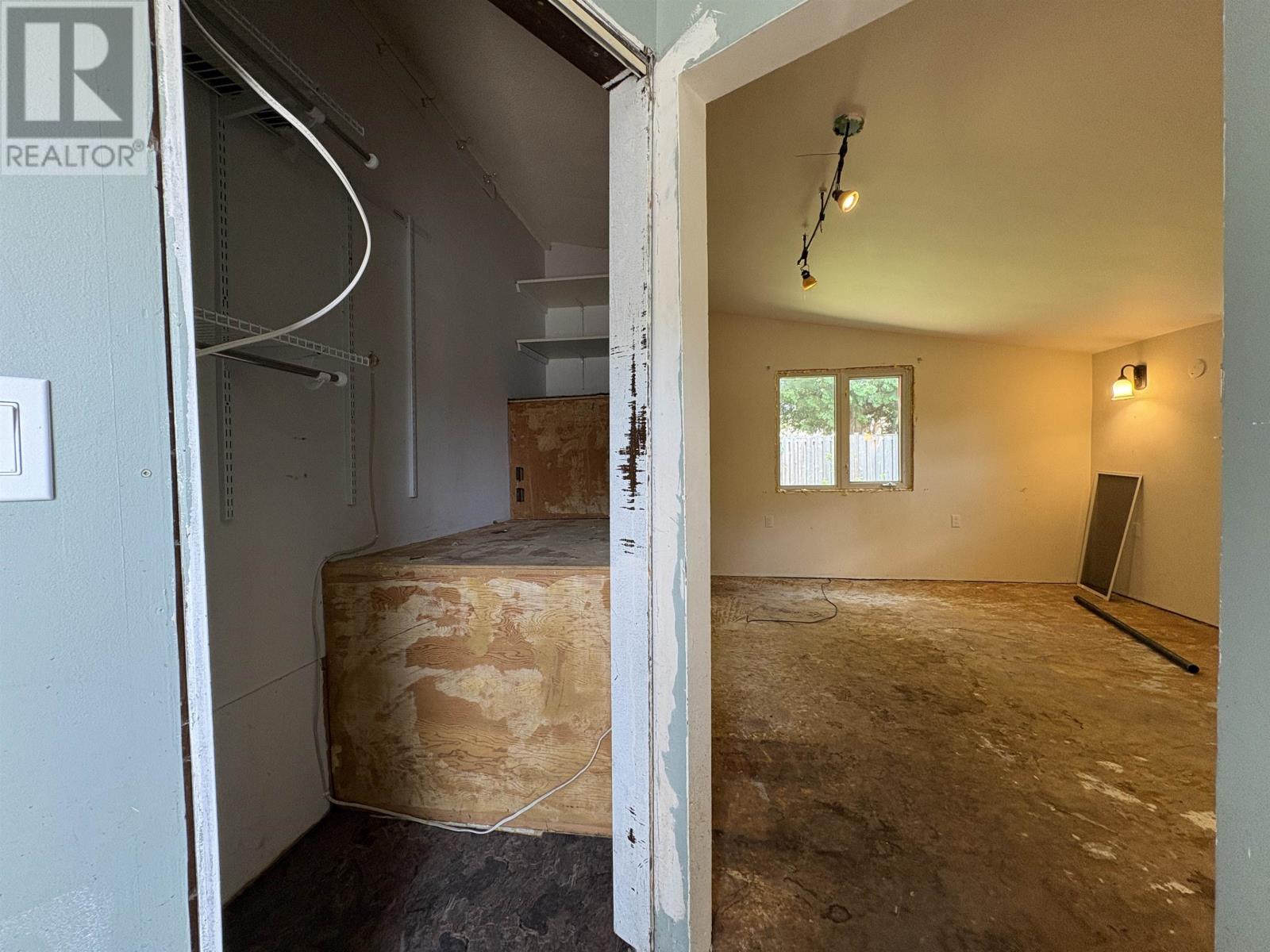 808 Portage AVE - 16
