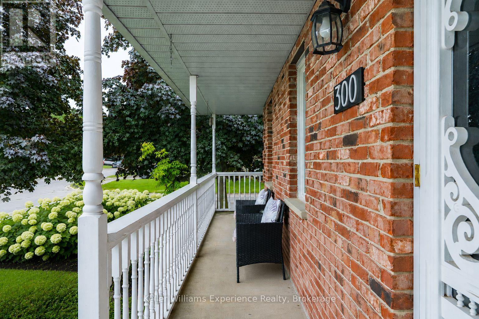 300 4TH AVENUE W - Image 40