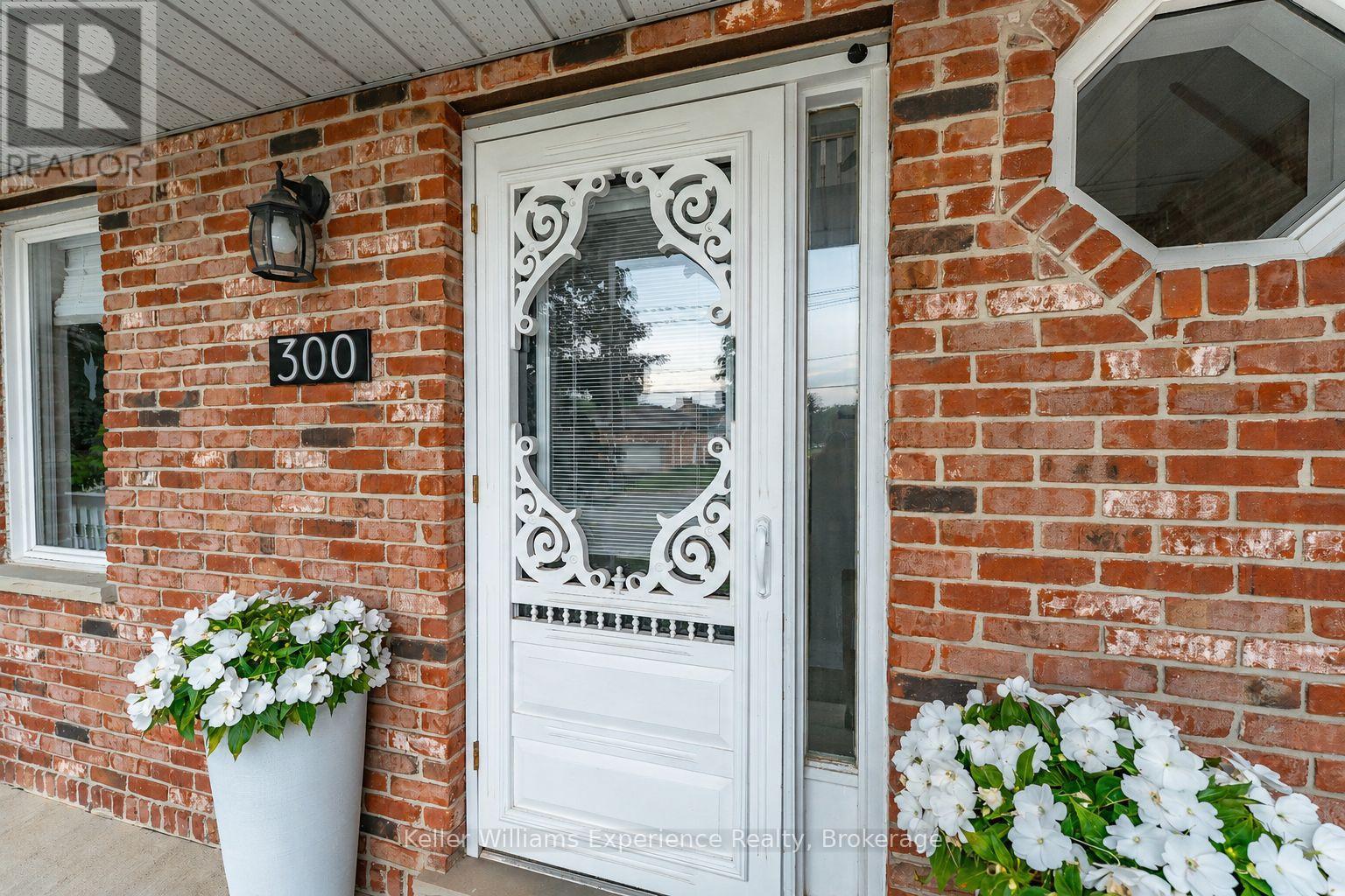 300 4TH AVENUE W - Image 41