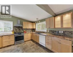 Kitchen - 902 26th Street, Castlegar, BC V1N3Z4 Photo 8
